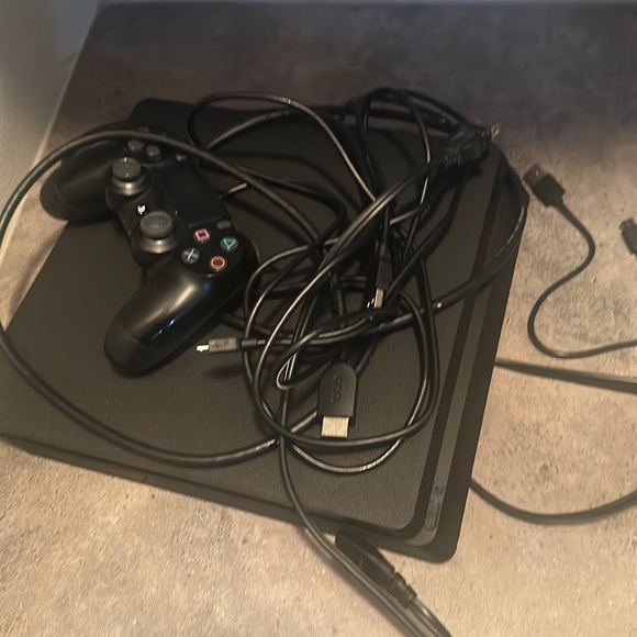 PlayStation 4 - Picture 1 of 6
